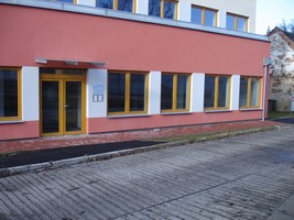 Kolem průčelí jen asi půl metru široký pru, na jednom konci do ztracena, na druhém mírně se rozevírající.