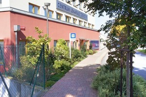 Průčelí se mezitím nadále rozrůstá a poskytuje nejenom krásný pohled na zdravou a bujnou zeleň, ale už i stíní spodním oknům, kde je to vítané díky umístění čekáren a recepce.