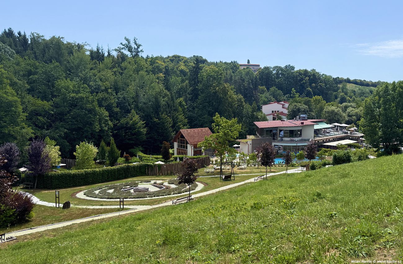 na tenhle kopec nikdo nechodí, protože jsou všichni hosté líní :-)